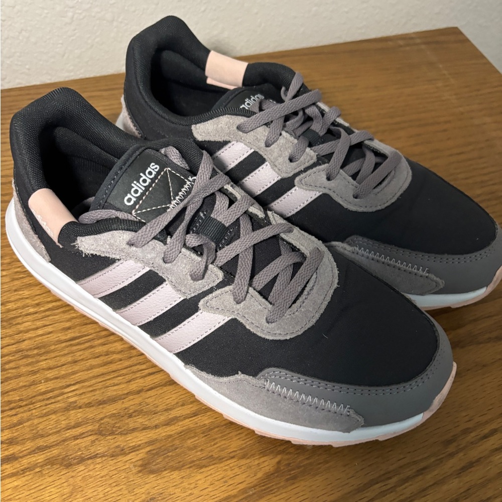 adidas Women’s Retrorun size 7.5
